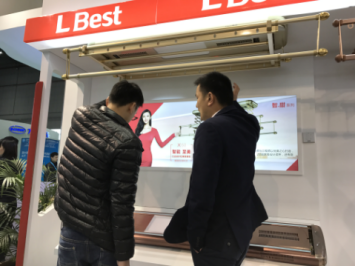 晾霸员工认真讲解 晾霸员工认真讲解