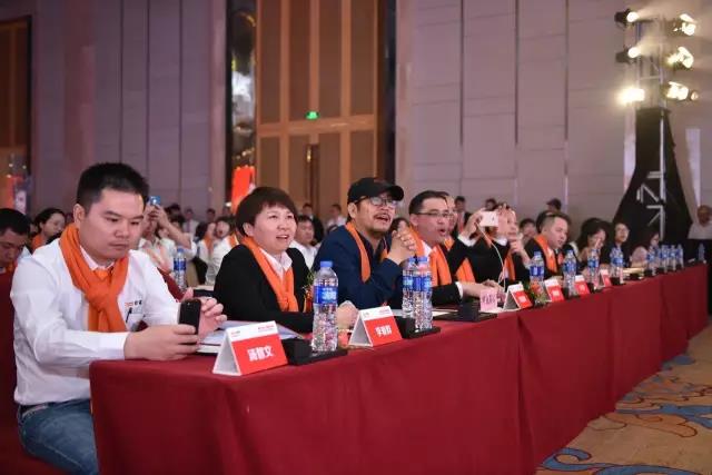 广东晾霸各位领导及嘉宾就座。 广东晾霸各位领导及嘉宾就座。
